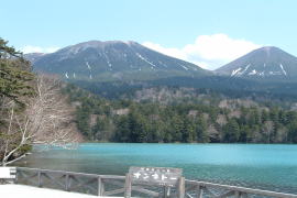 オンネトーと雌阿寒岳